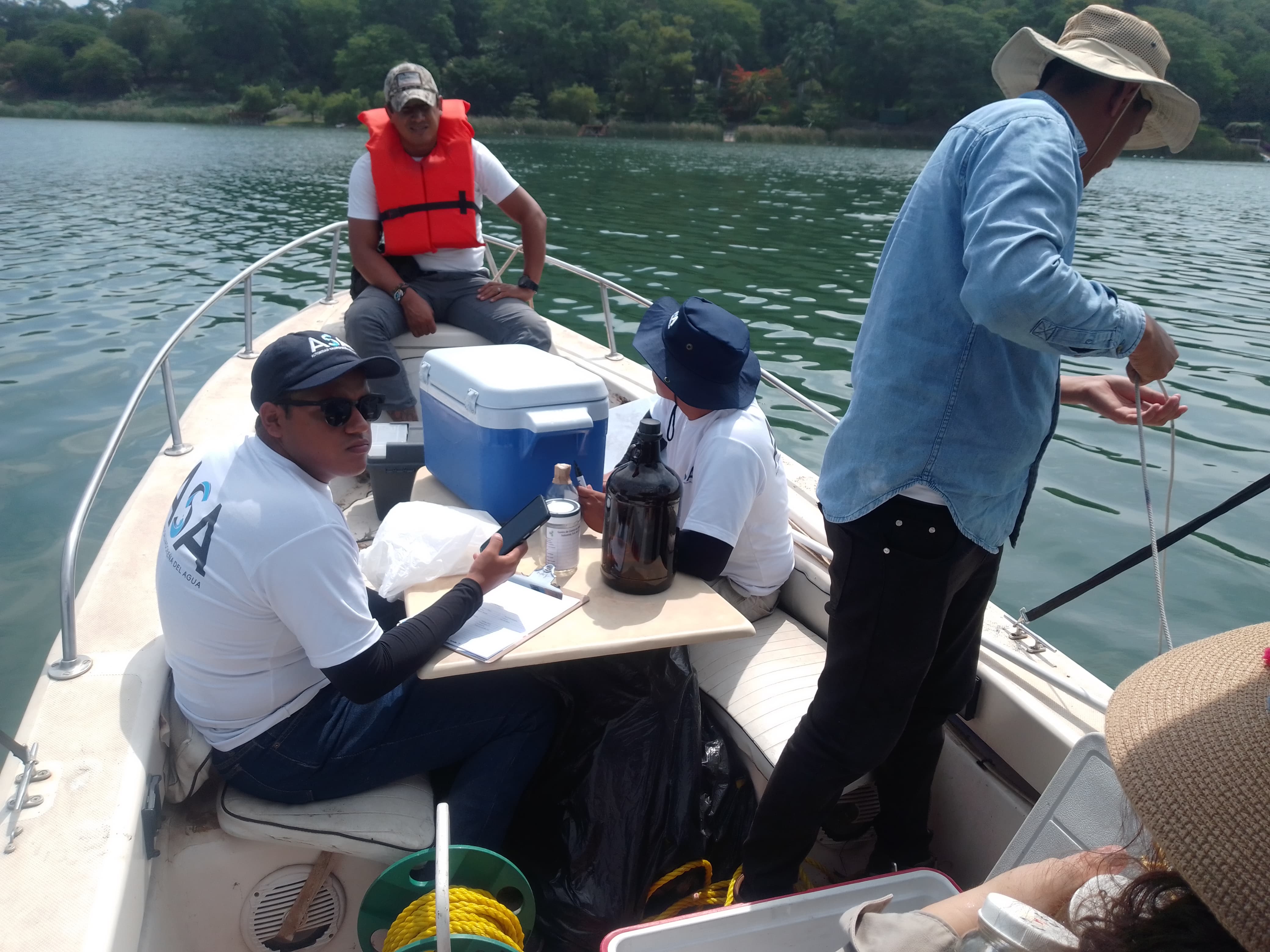 LABTOX – UES continua monitoreos en Lago de Coatepeque