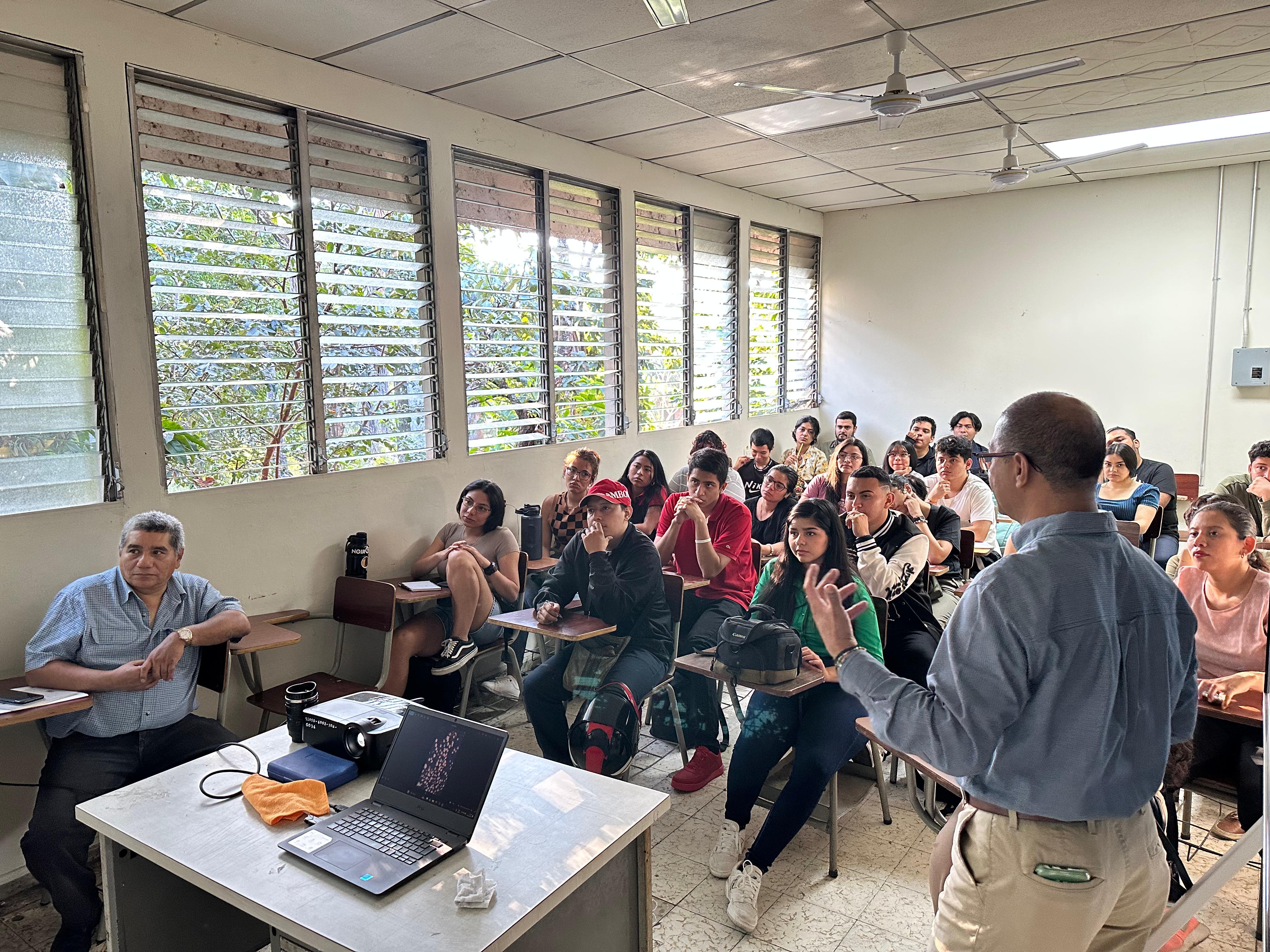 Escuela de Biología desarrolla taller de fotografía