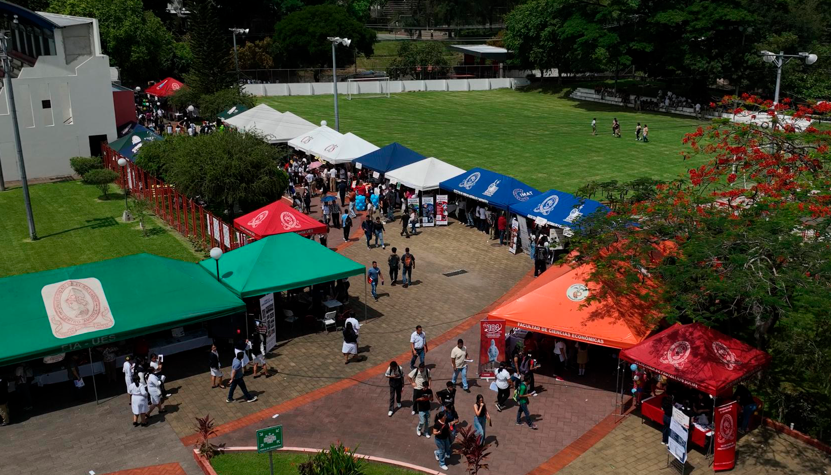Facultad presente en el Open House UES 2025