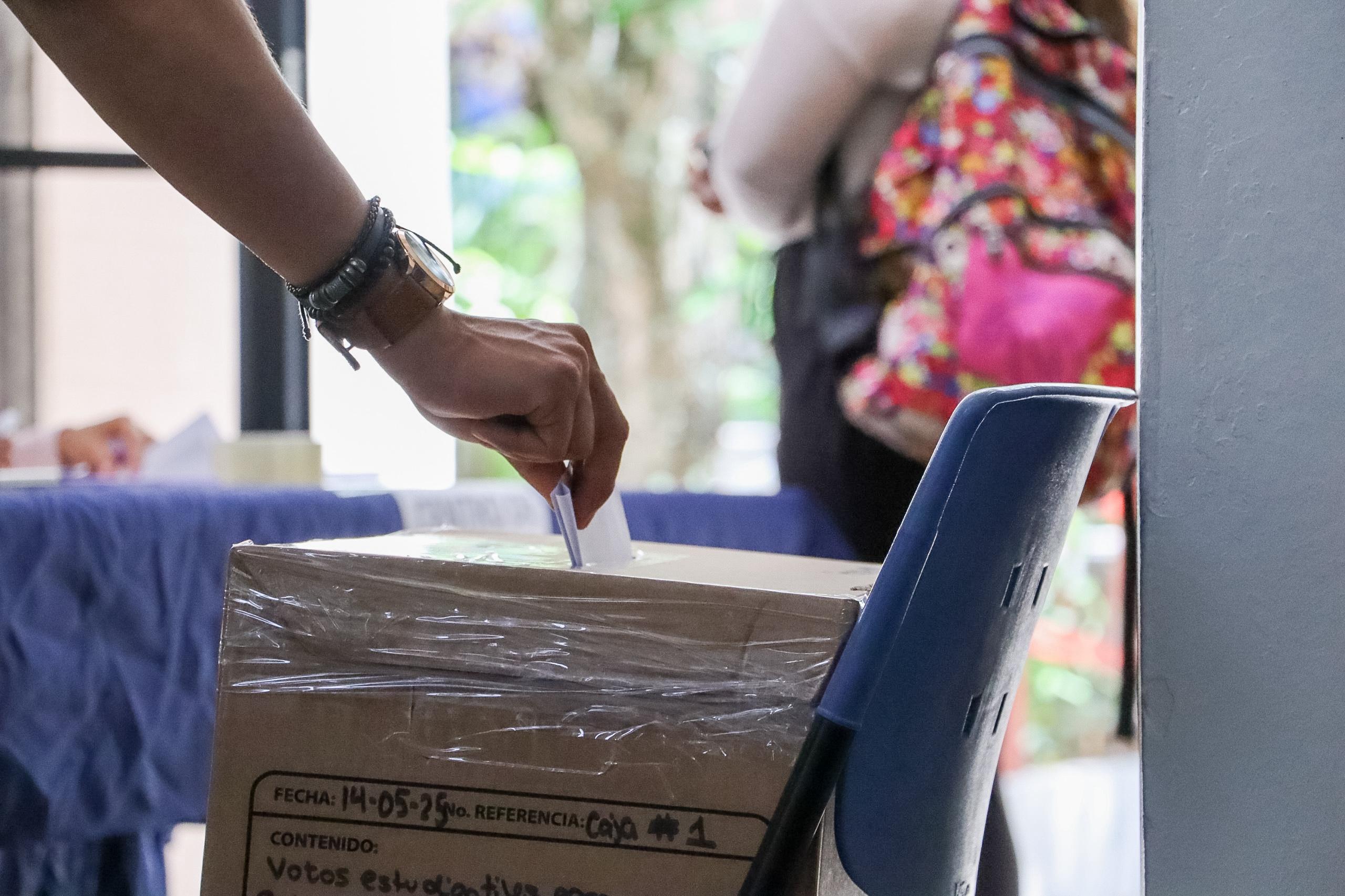 Estudiantes participan en jornada electoral para elegir representantes ante la AGU