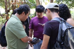 Estudiantes de Biología realizan práctica con cámaras trampa