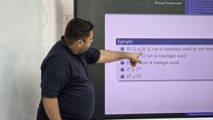 Seminario aborda grupo fundamental como invariante