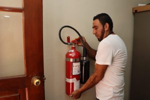Facultad fortalece seguridad con extintores en áreas estratégicas